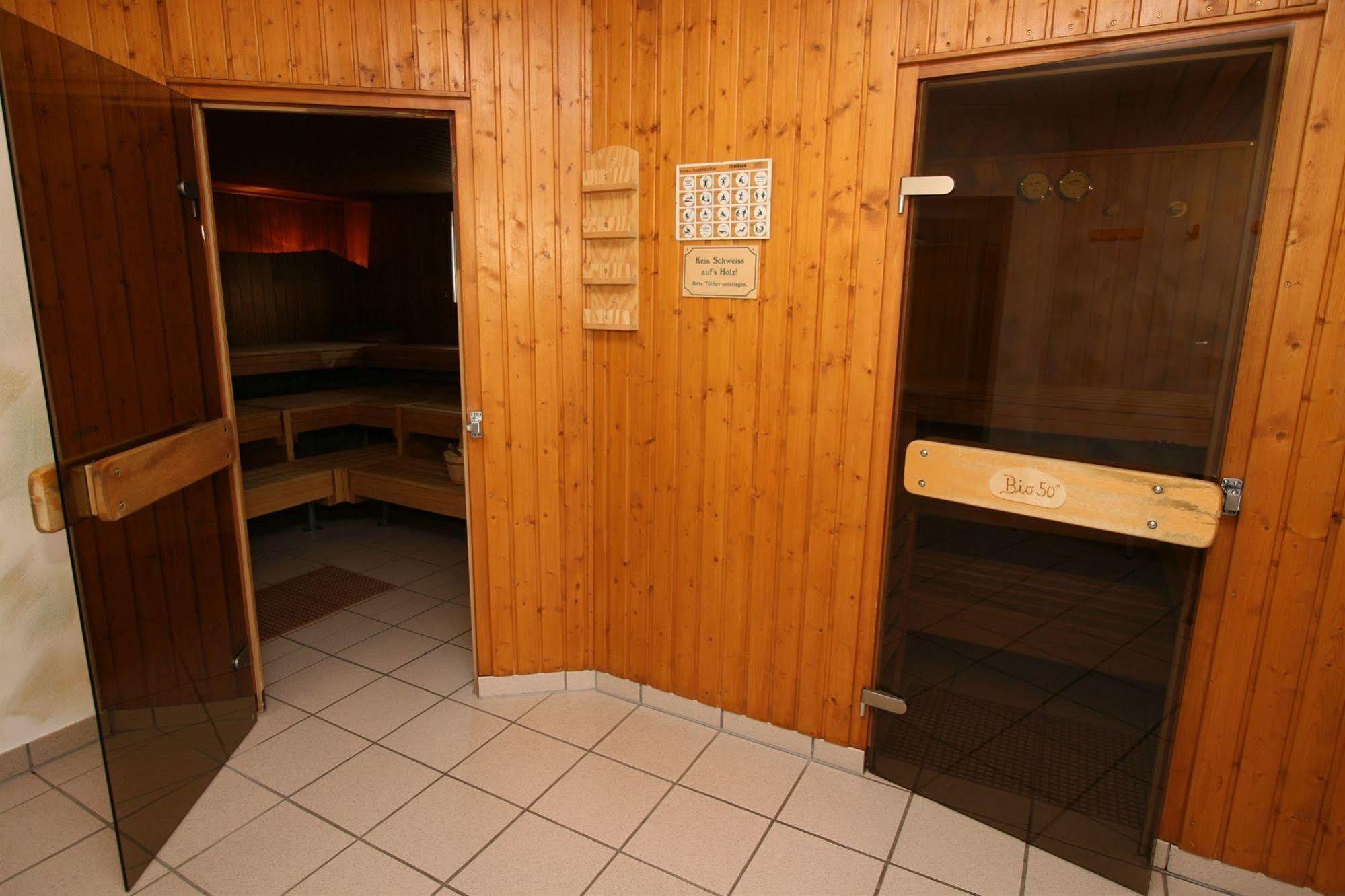 Hotel Company Cölbe Exteriör bild