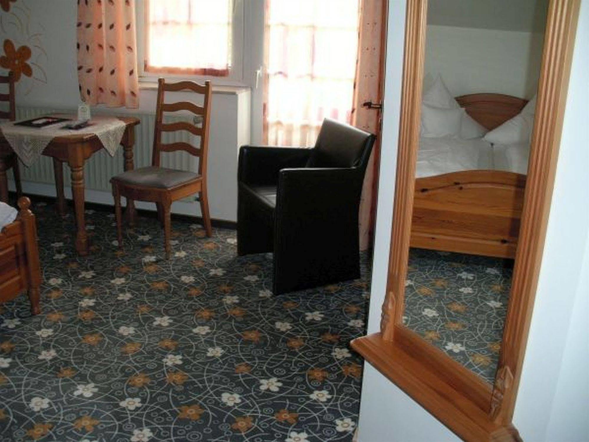 Hotel Company Cölbe Exteriör bild